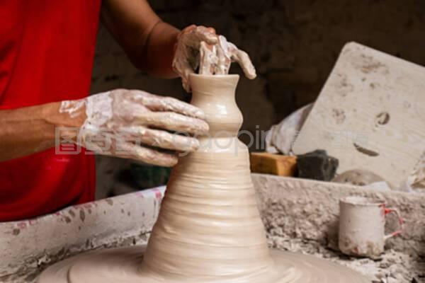 在rquira LOC市的一家传统工厂里,男子在陶器轮上做陶瓷制品